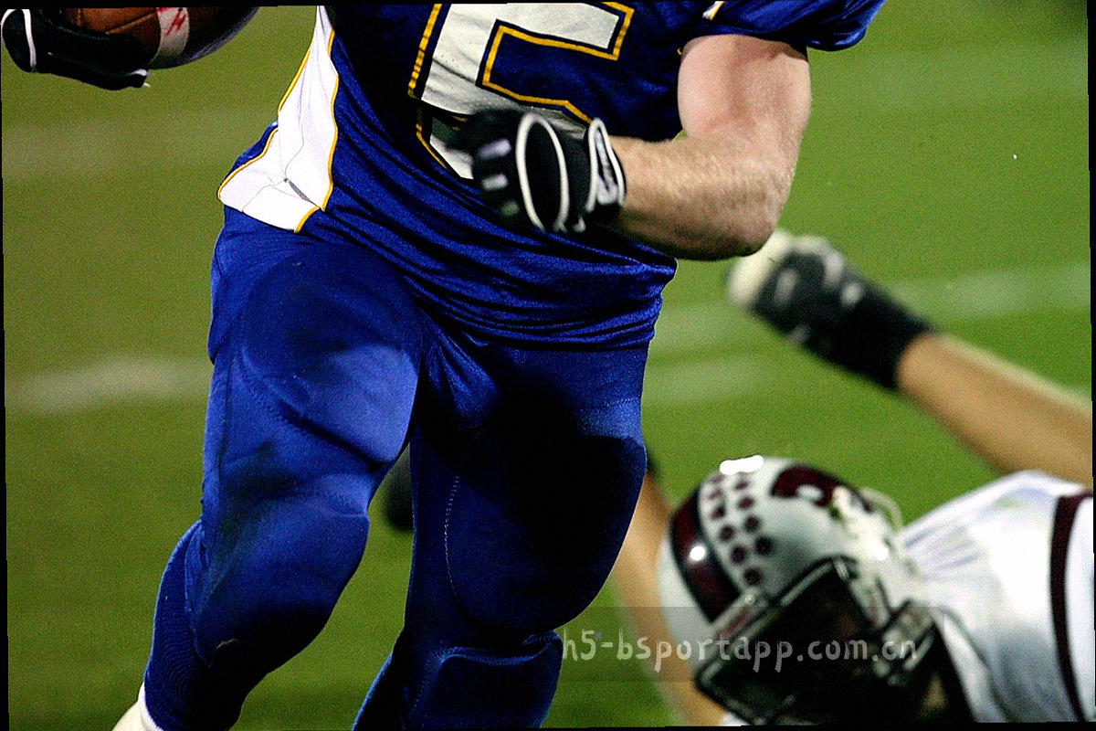 暗色屏幕上按联赛分组的球队档案列表，右侧带赛季刻度